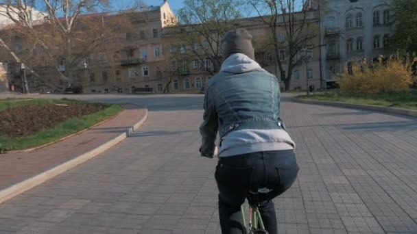 Kvinna Rider fast växel cykel — Stockvideo