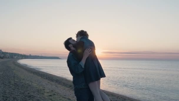 Пара на пляже во время заката — стоковое видео