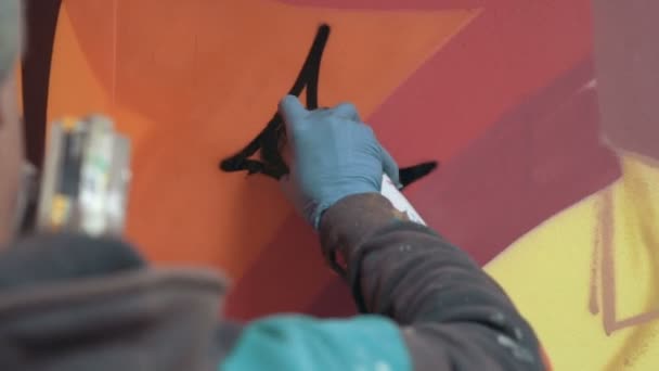 Человек рисует граффити — стоковое видео