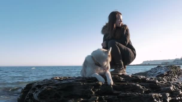 Frau mit Husky am Meeresufer — Stockvideo