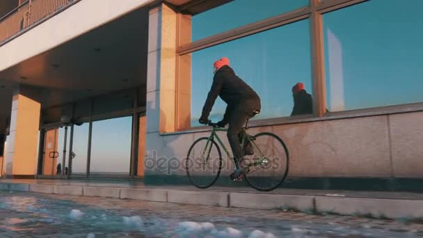 Homem montando na bicicleta de engrenagem fixa — Vídeo de Stock
