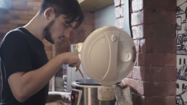 Männer kochen in der Küche — Stockvideo
