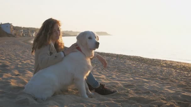 Frau mit Labrador am Meeresufer — Stockvideo