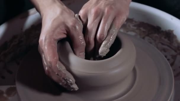 Homem modelagem vaso de cerâmica — Vídeo de Stock
