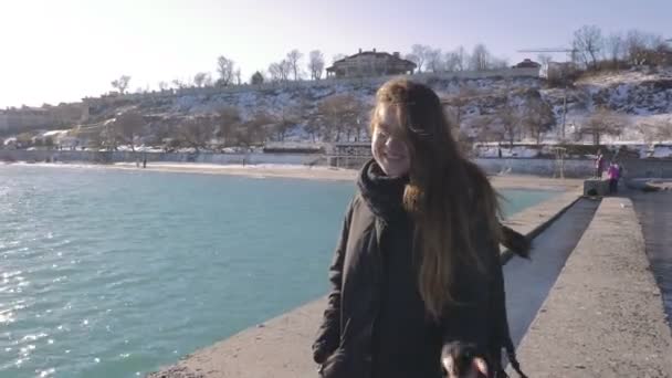 Morena mujer en la costa — Vídeo de stock