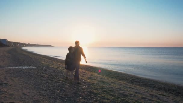 Casal na praia durante o pôr do sol — Vídeo de Stock