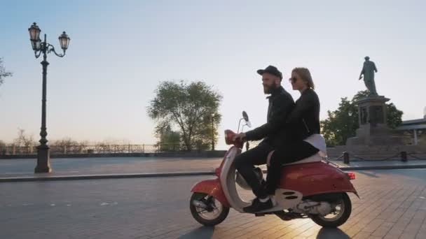 Pareja montando ciclomotor en centro de la ciudad — Vídeos de Stock