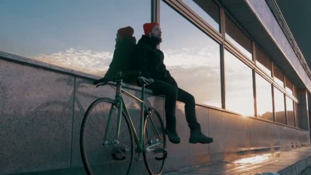 Hombre hipster con bicicleta de engranaje fijo — Vídeo de stock