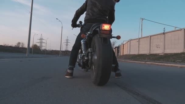 Hombre con motocicleta al atardecer — Vídeo de stock