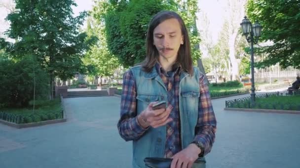 Hipster man using mobile — Stock Video