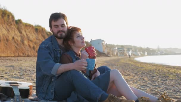 Pareja en la playa con guitarra — Vídeos de Stock