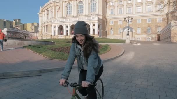 Frau fährt Fahrrad mit festem Gang — Stockvideo