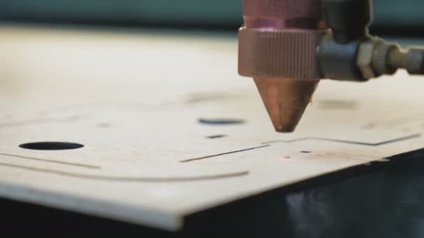 Máquina de corte a laser no trabalho — Vídeo de Stock