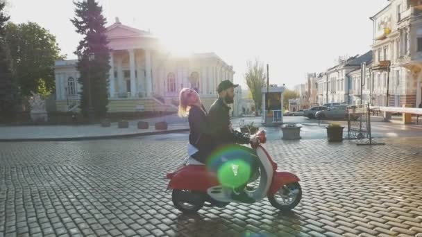 Şehir merkezinde çift sürme moped — Stok video