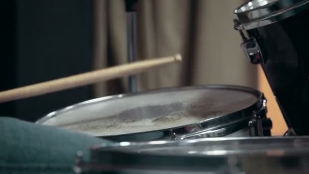 Человек играет на барабане — стоковое видео