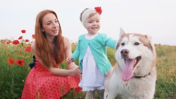 Mujer con hija y perro — Vídeo de stock