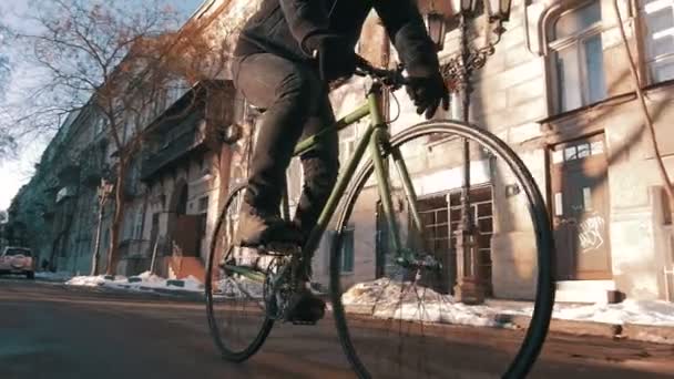 Hombre montando en bicicleta de engranaje fijo — Vídeo de stock