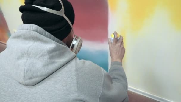 Man tekening graffiti — Stockvideo