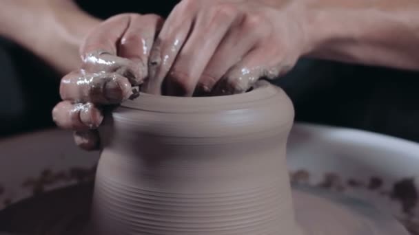 Man creating ceramic vase — Stock Video