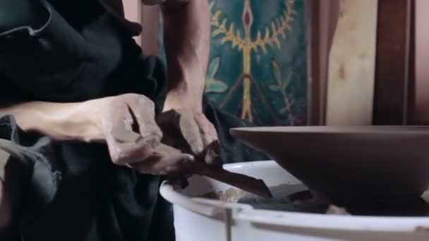 Muž modelování keramická váza — Stock video