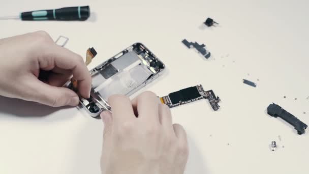 Mann Hände reparieren Smartphone — Stockvideo