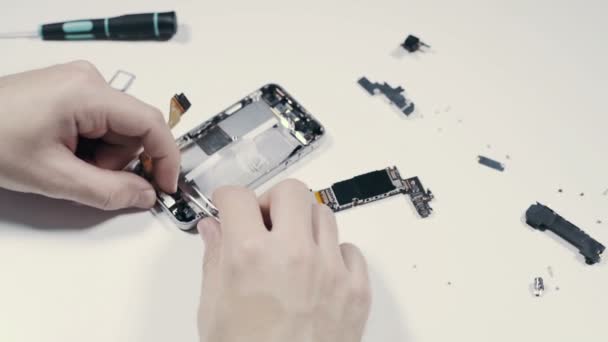 Mannen händerna reparera Smartphone — Stockvideo