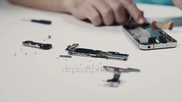 Man handen reparatie Smartphone — Stockvideo