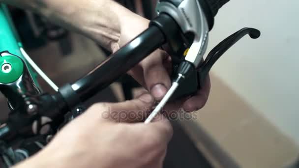Pria memperbaiki sepeda di garasi — Stok Video