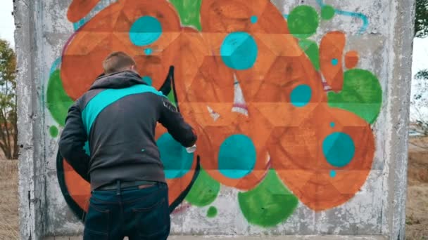 Man tekenen van graffiti op straat muur — Stockvideo