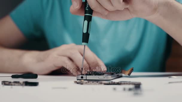 Mannen händerna reparera Smartphone — Stockvideo