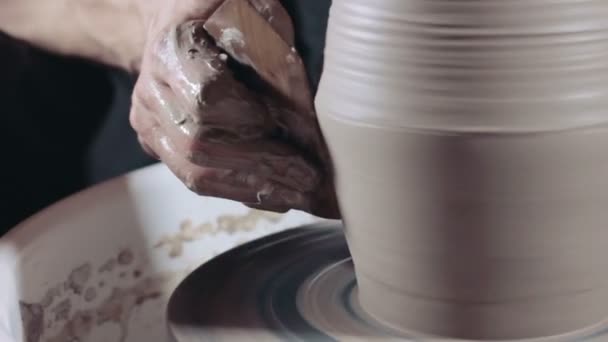 Hombre creando jarrón de cerámica — Vídeo de stock