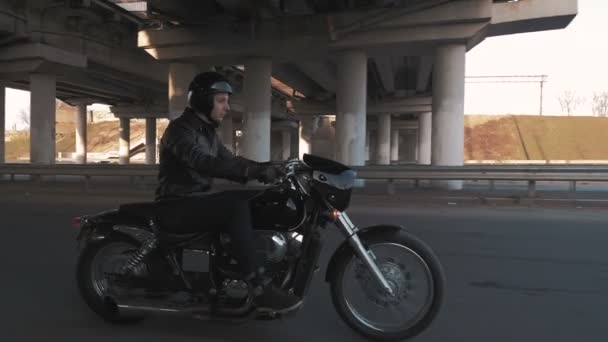 Mann fährt Motorrad — Stockvideo