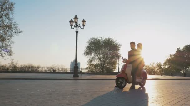 Echtpaar met bromfiets in centrum — Stockvideo