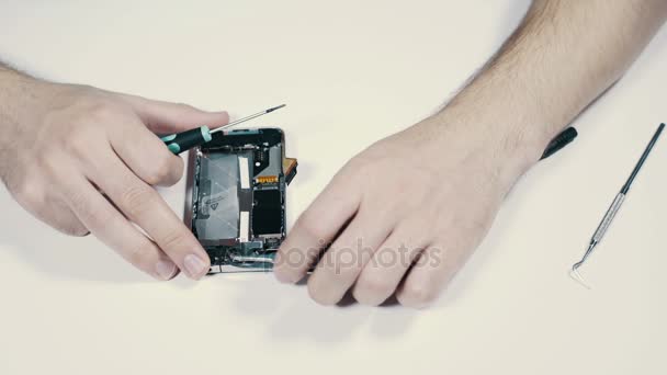 Mannen händerna reparera Smartphone — Stockvideo