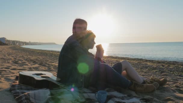 Pareja en la playa con guitarra — Vídeos de Stock