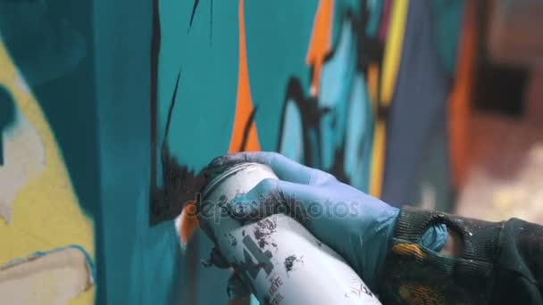 Man hand drawing graffiti — Stock Video