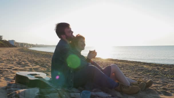 Casal na praia com guitarra — Vídeo de Stock