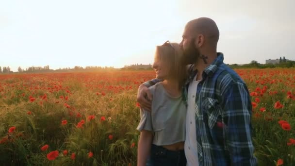 Casal no campo de papoula — Vídeo de Stock