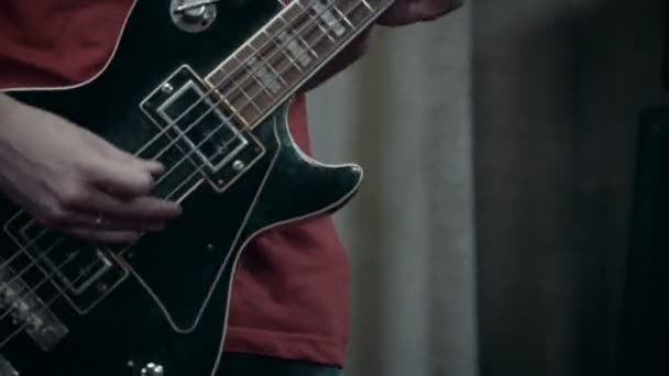 Mann spielt auf der Gitarre — Stockvideo