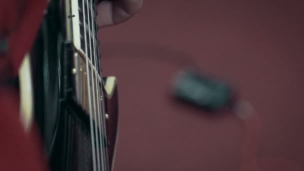 Člověk hrát na kytaru — Stock video