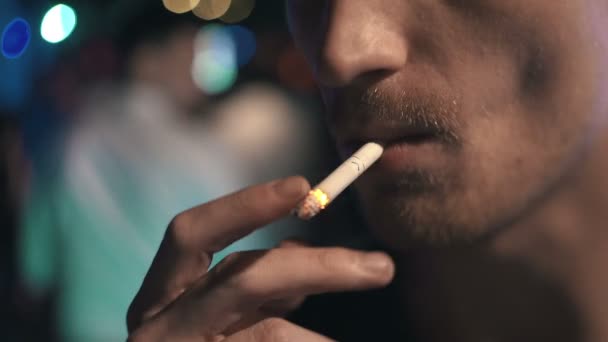 Fumador masculino cigarrillo — Vídeo de stock