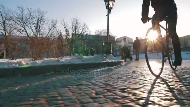 Hombre montando en bicicleta de engranaje fijo — Vídeos de Stock