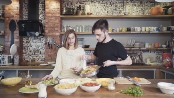 女性和男性烹饪 — 图库视频影像