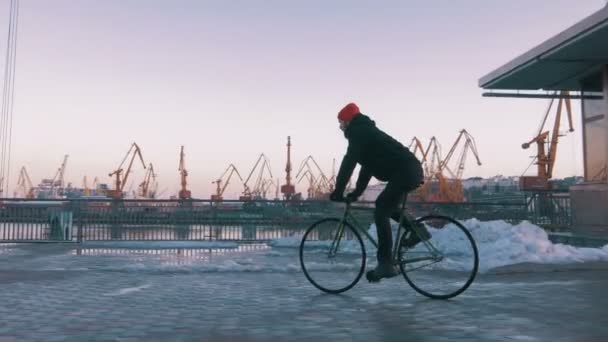 Mann fährt auf Fahrrad mit festem Gang — Stockvideo