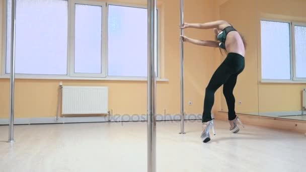 Чувственность женщина, исполняющая танец — стоковое видео