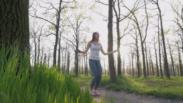 Woman doing sport exercises — Stock Video