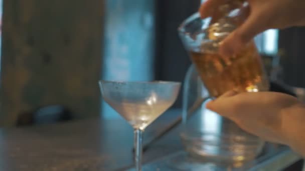 Бармен делает коктейльный напиток — стоковое видео