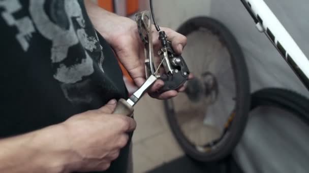 Homem de reparação de bicicleta na garagem — Vídeo de Stock