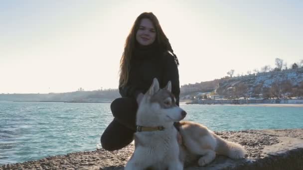 Woman with husky on seacoast — Stock Video