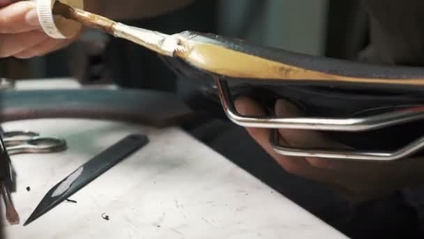 homme appliquant de la colle sur le cuir 